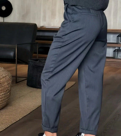 Mathilda | Pantalon rayé, une silhouette slim